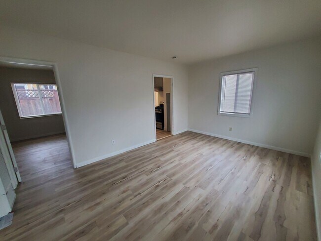 Building Photo - 1st Month's Rent is FREE!!! Conveniently Located Newly Remodeled 1 Bed/ 1 Bath Duplex for Rent In...