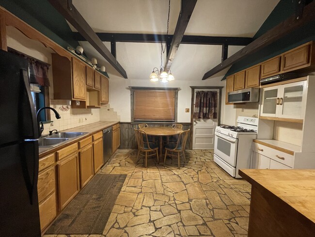 Kitchen - 215 N 3700 E