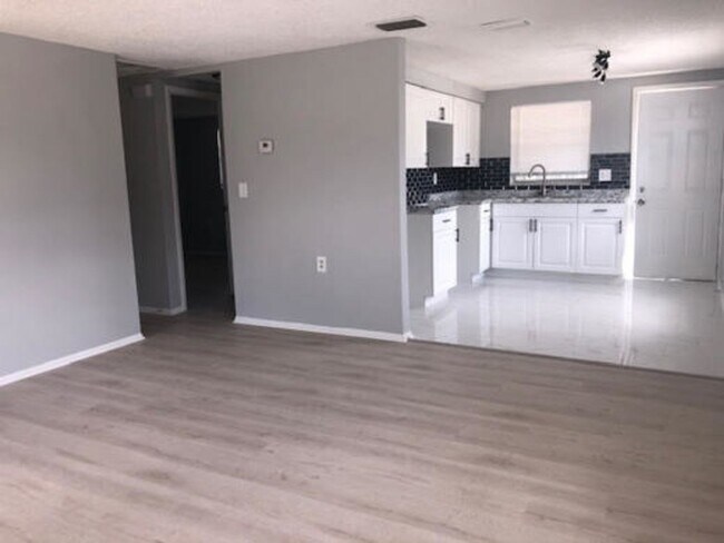 Building Photo - Freshly Updated 2BR/1BA Duplex Unit in Hol...