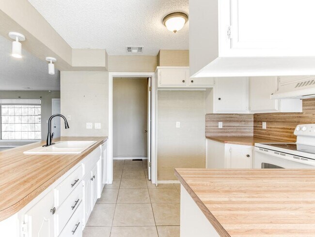Foto del edificio - 6605 Lyrewood Ln