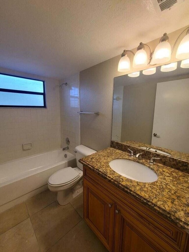 Foto del edificio - 1517 Lake Crystal Dr