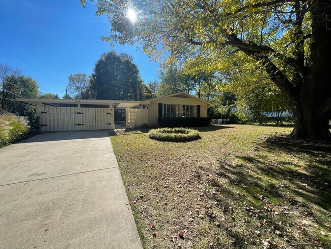 Foto del edificio - Beautiful 3 bedroom 2 bath home located in Southern Hills Subdivision