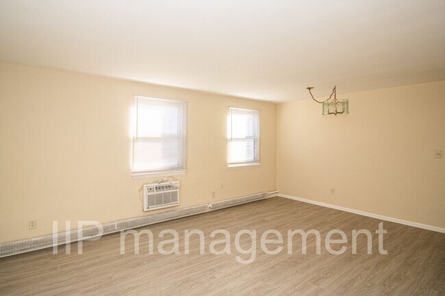 Foto del edificio - Spacious 2 BR 1BA Condo in South Euclid - ...