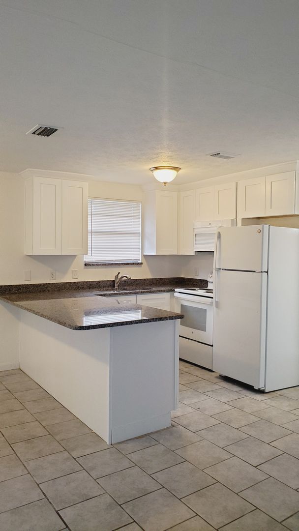 Foto del edificio - 807 4th Ave SW Ruskin, FL 33570 January Mo...