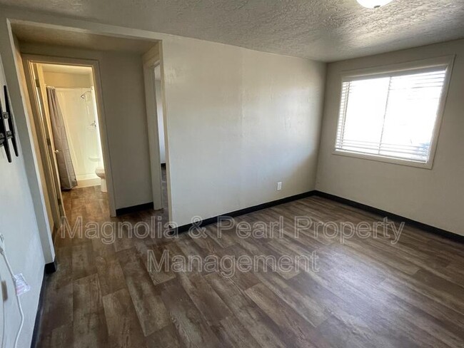 Building Photo - 712 E Grove Ave