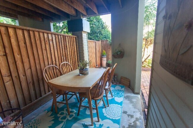 Building Photo - 2 br, 3 bath Townhome - 421 Sierra Vista