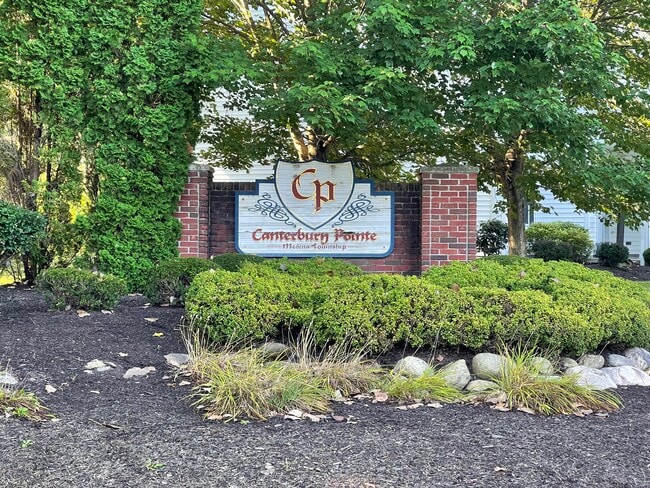 Building Photo - 5280 Stonington Dr