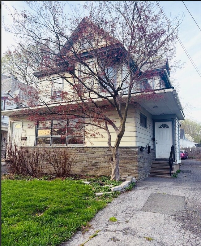 Building Photo - 913 Nott St