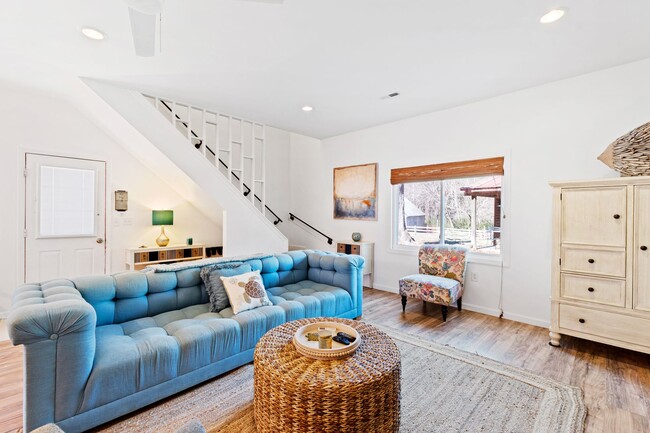 Building Photo - Tranquil loft retreat with open floorplan!...