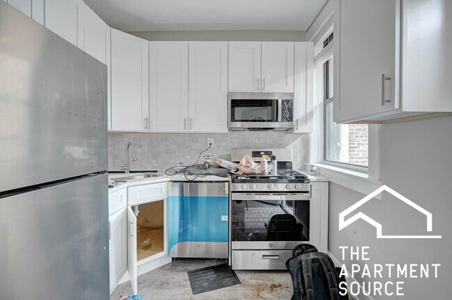 Building Photo - 2BR1BA IN EDGEWATER GLEN - CLOSE TO LAKE!