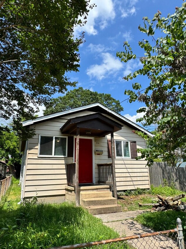 Primary Photo - Cozy 3 bed 1.5 bath with Backyard