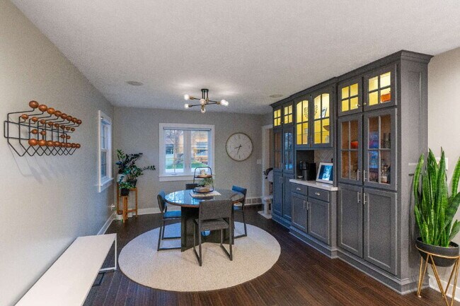 Foto del edificio - Spacious 4-Bedroom Home with Modern Amenit...