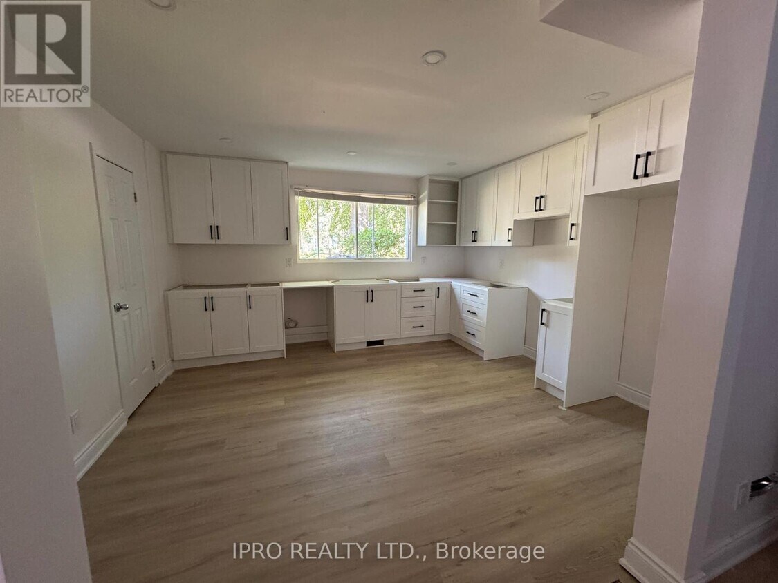Building Photo - 2069 Thornlea Dr