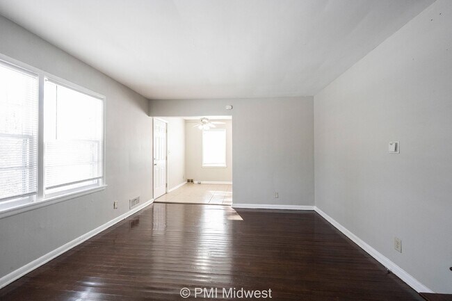 Building Photo - 2 bedroom 1 bath