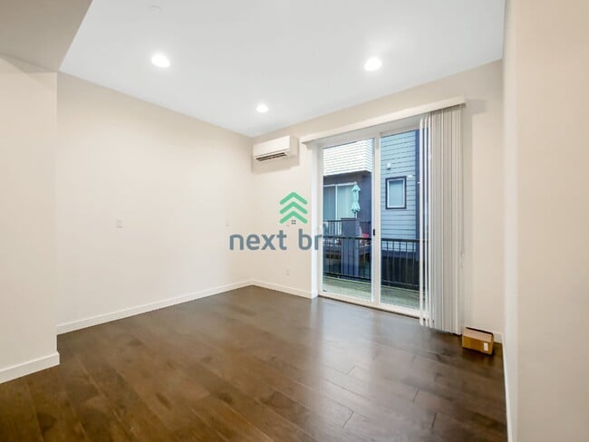 Building Photo - 3 Bed and 3.5 Bath Beautiful  Modern Townhome is Available for Rent!