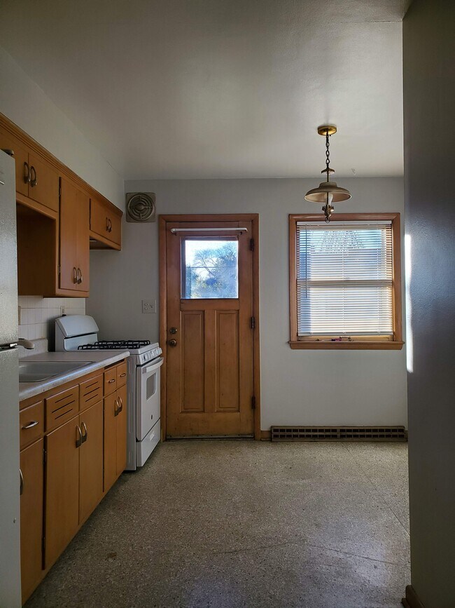 Building Photo - 3211 S Howell Ave