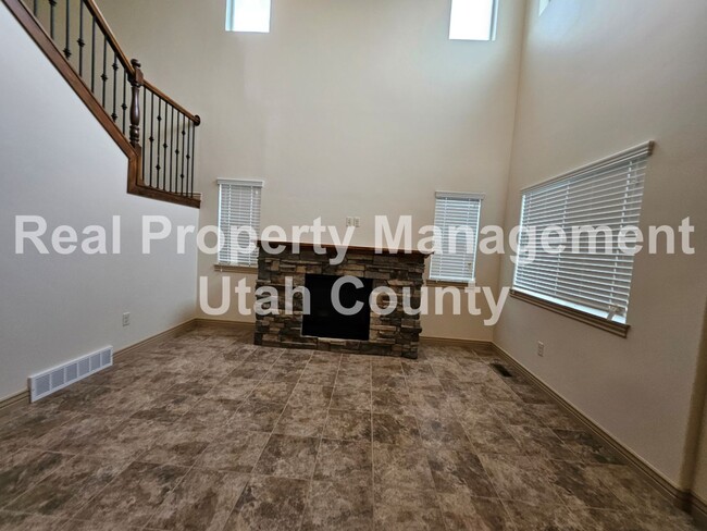 Building Photo - Orem Townhome Central to City Center