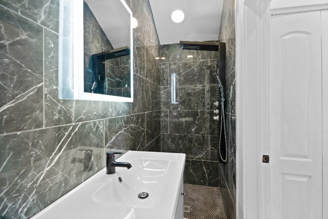 Building Photo - 2009 W Dekle Ave