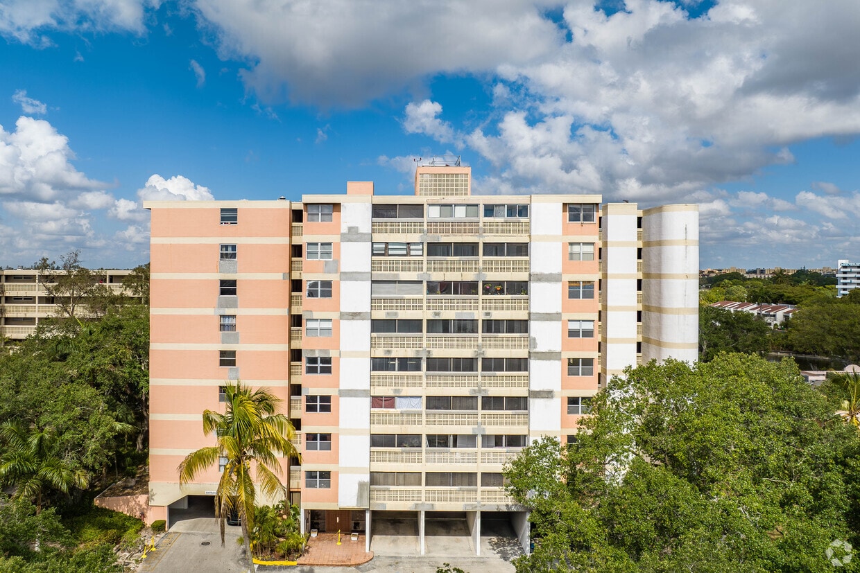 Building Photo - The Lakes of Inverrary Condominium