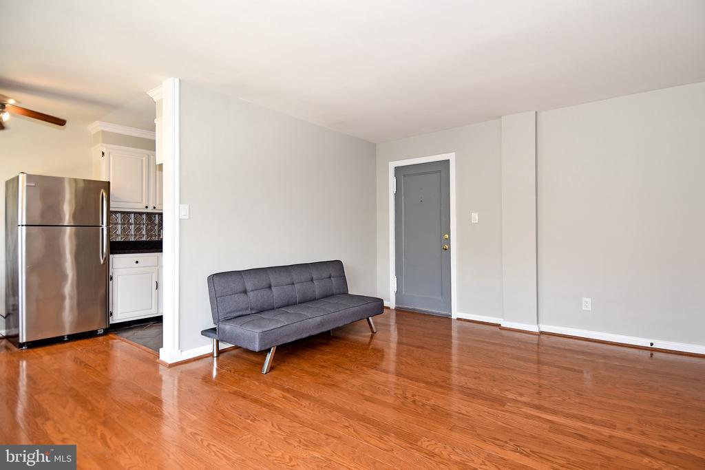 7036 Strathmore St Unit 310, Chevy Chase, MD 20815 Room for Rent in
