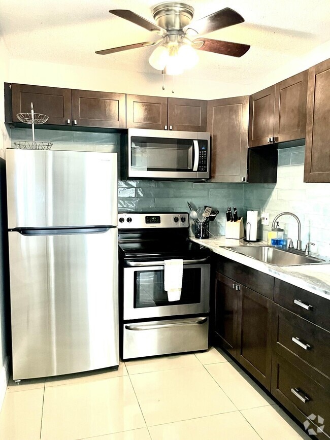 Building Photo - 408 SE 12th Ct