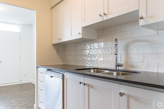 3BR, 2BA - 1281SF - Cuisine - 3434 Eglinton Avenue East