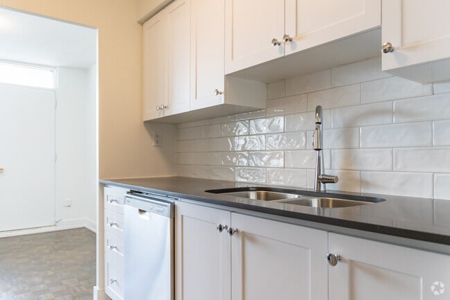 3BR, 2BA - 1281SF - Kitchen - 3434 Eglinton Avenue East