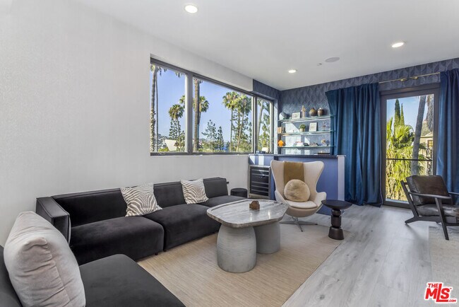 Foto del edificio - 137 N Doheny Dr