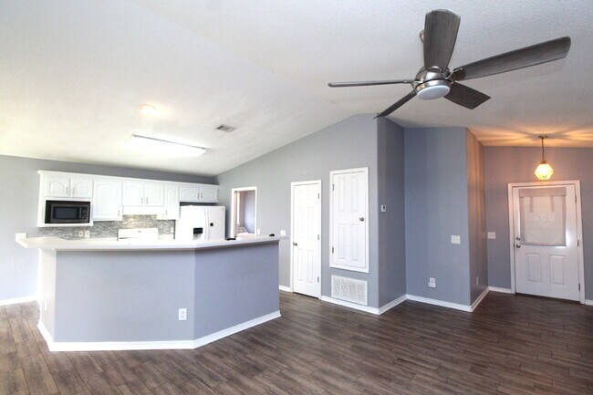 Foto del edificio - Spacious Southwest Pensacola Home with 2-C...