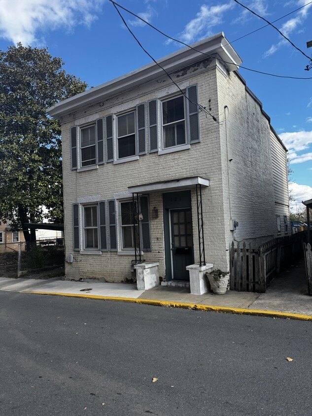 Primary Photo - 121 N Spring St