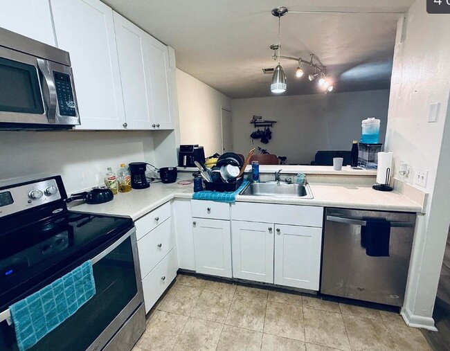 Building Photo - 1213 University Terrace