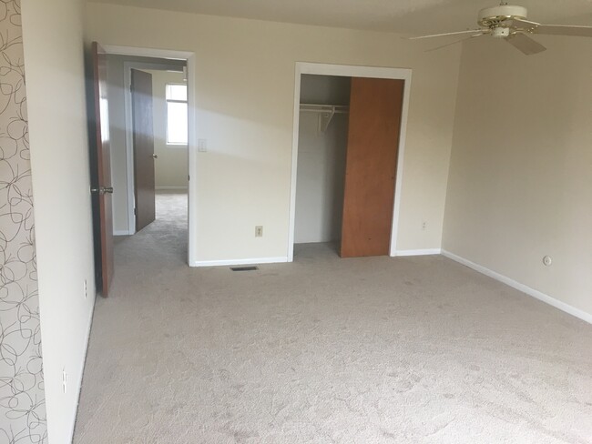 Building Photo - Huge Townhome Minutes From Town Center ¨AS...