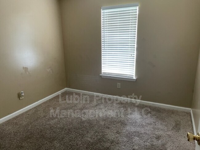 Building Photo - 7570 Spinola Ln