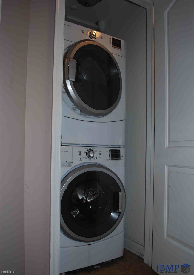 Foto del edificio - 4 br, 2 bath Triplex - 2350 N PARK AVE Unit 1