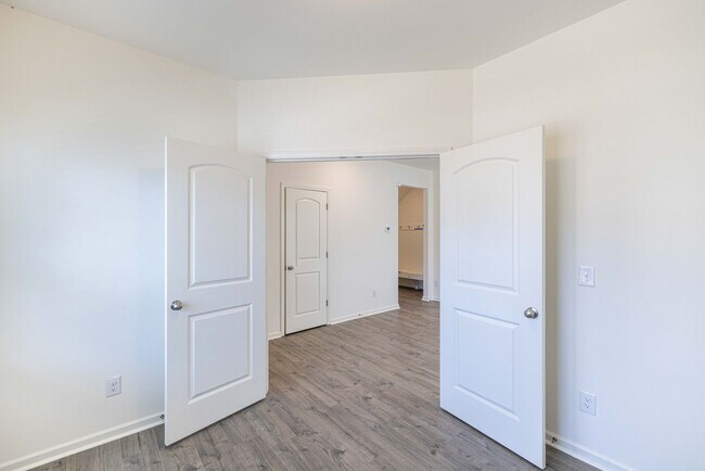 Foto del edificio - BEAUTIFUL 4 Bedroom Home Piedmont School D...