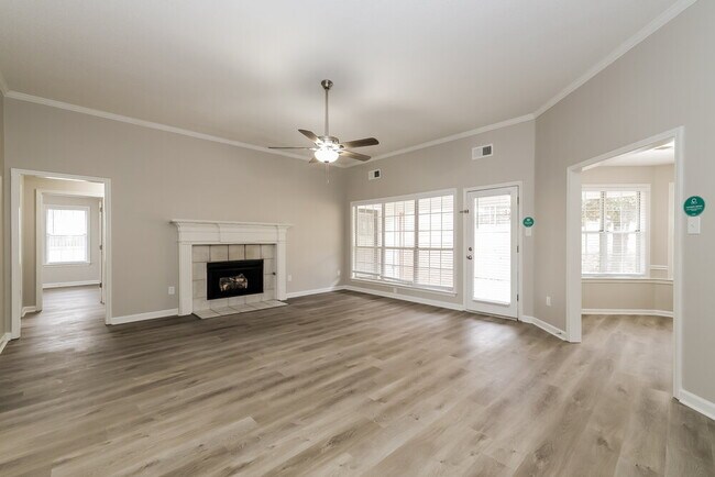 Foto del edificio - 6150 Woodstock View Dr
