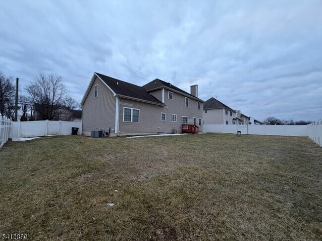 Foto del edificio - 105 Churchill Ave