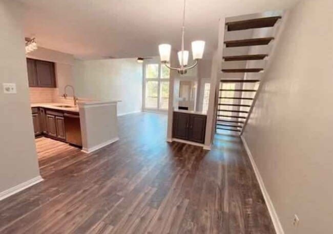 Building Photo - 3406 Country Club Dr W