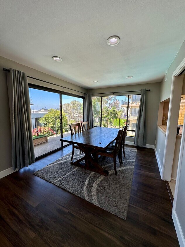 Foto principal - Huge 2 Bedroom 2 Bath Available For Immedi...