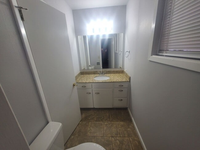 Building Photo - Nice 4 bedroom 1.5 bath home close to U of A and I-49