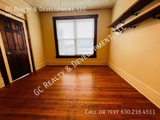 Building Photo - ** WRIGLEYVILLE 2 BR / 1 BATH / HARDWOOD F...