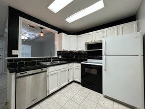 Building Photo - 1624 Aquarena Springs Dr