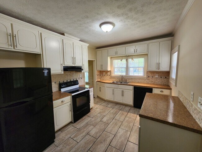 Foto del edificio - Beautiful Home With Separate Cottage!!