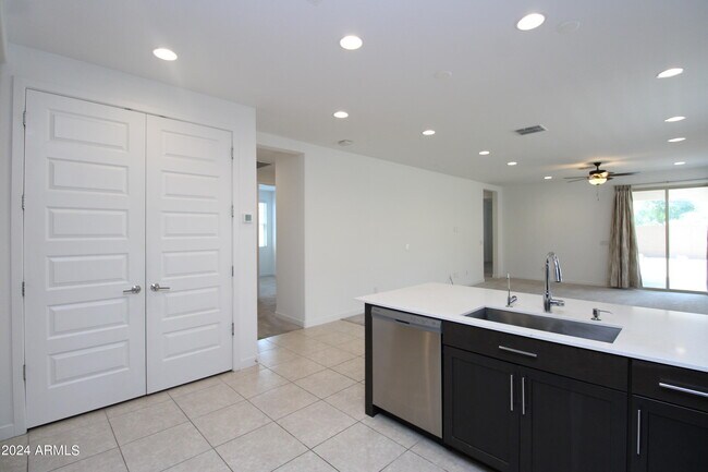 Building Photo - 5902 S Arizona Pl
