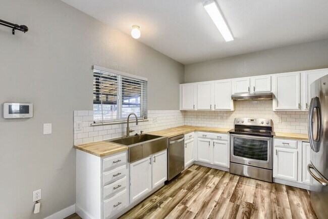 Foto del edificio - 8102 Silver Glen Dr