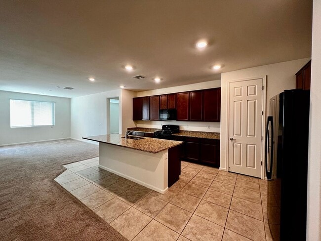 Building Photo - 4 Bedroom Home with 3-Car Garage in Gladde...
