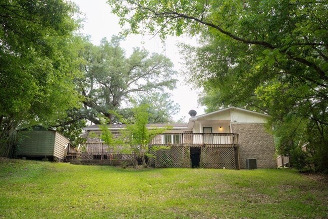 Building Photo - 5400 Larchmont Dr