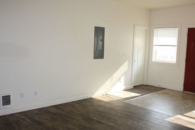 Building Photo - Great 4 Bed/4 Bath Duplex built in 2016
