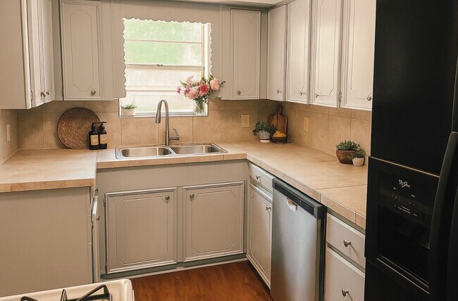 Foto del edificio - 6514 Teluco St