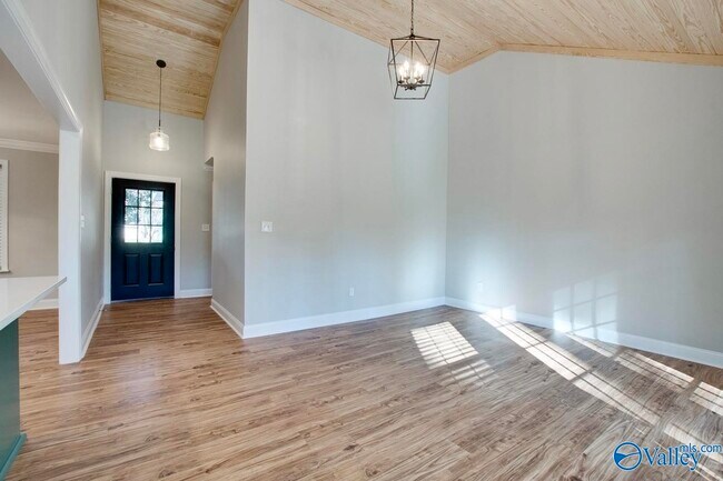 Building Photo - 2211 Cecille Dr SW